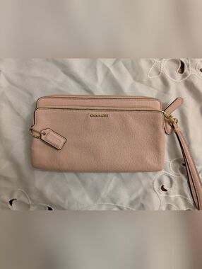Coach - Double-Zip Wristlet Wallet in Pebbled Leather - Blush Pink